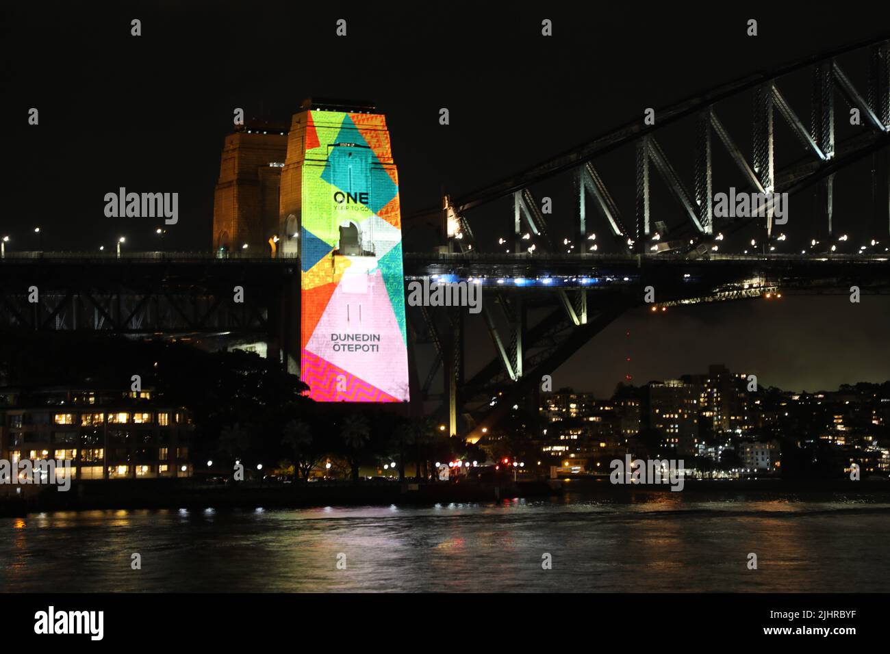 Sydney, Australia. 20th luglio 2022. I piloni del Sydney Harbour Bridge sono stati illuminati per segnare il traguardo One Year To Go della Coppa del mondo delle donne FIFA 2023. I nomi delle città ospitanti sono stati visualizzati sia in lingua inglese che aborigena o Maori. Credit: Richard Milnes/Alamy Live News Foto Stock