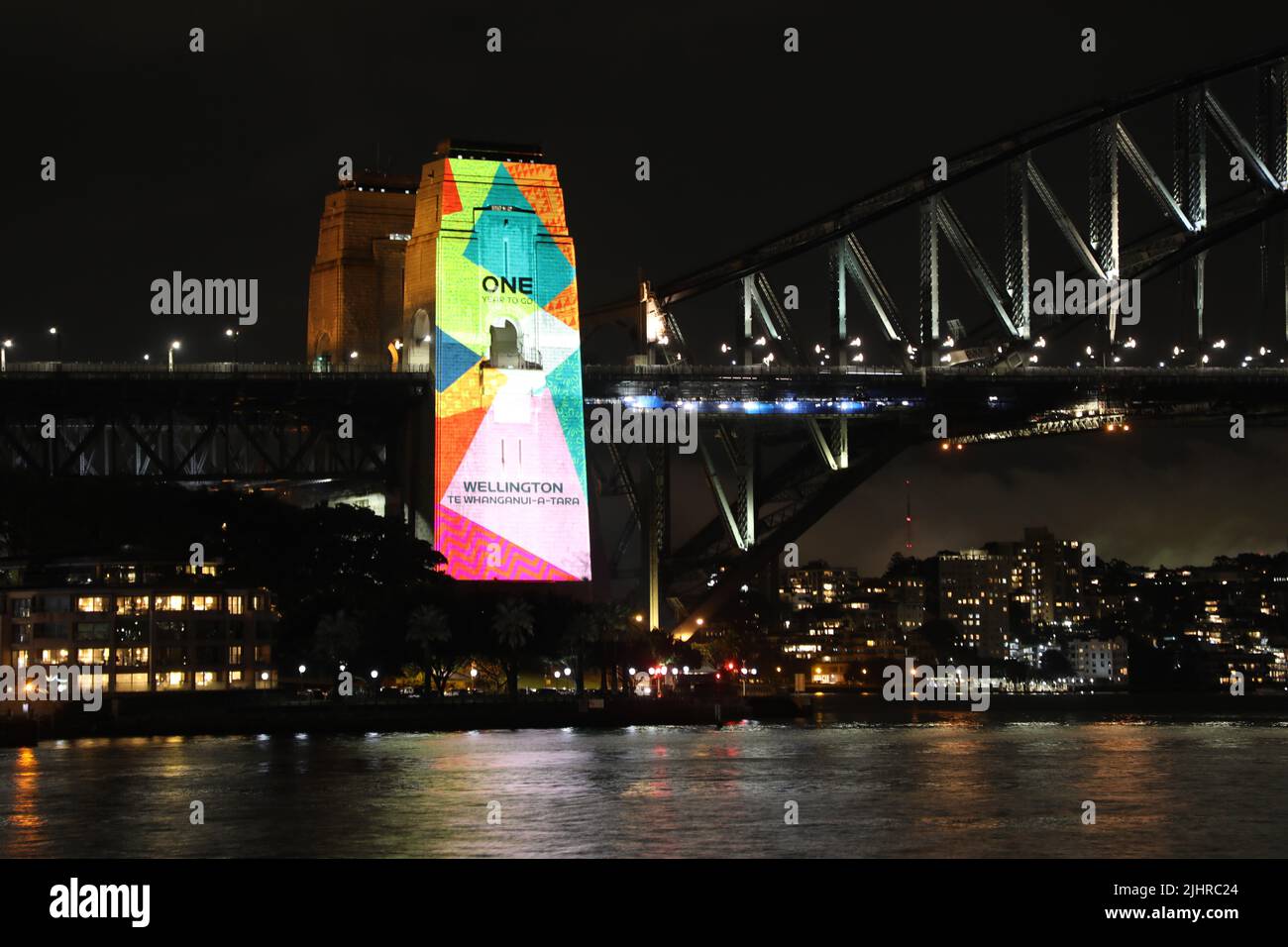 Sydney, Australia. 20th luglio 2022. I piloni del Sydney Harbour Bridge sono stati illuminati per segnare il traguardo One Year To Go della Coppa del mondo delle donne FIFA 2023. I nomi delle città ospitanti sono stati visualizzati sia in lingua inglese che aborigena o Maori. Credit: Richard Milnes/Alamy Live News Foto Stock