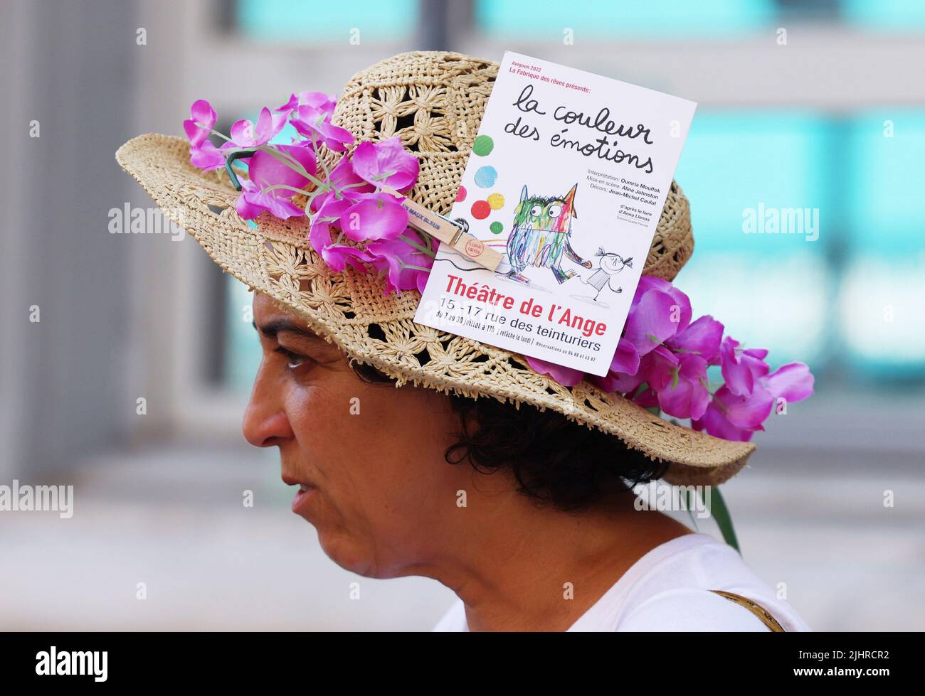 Avignone, Francia. 19th luglio 2022. Un'artista cammina per la strada per promuovere il suo dramma, ritagliando un volantino sul cappello durante il Festival d'Avignone 76th ad Avignone, Francia, 19 luglio 2022. Il festival, creato nel 1947 dal regista francese Jean Vilar, è uno dei più importanti eventi di arti dello spettacolo contemporanee al mondo. Credit: Gao Jing/Xinhua/Alamy Live News Foto Stock