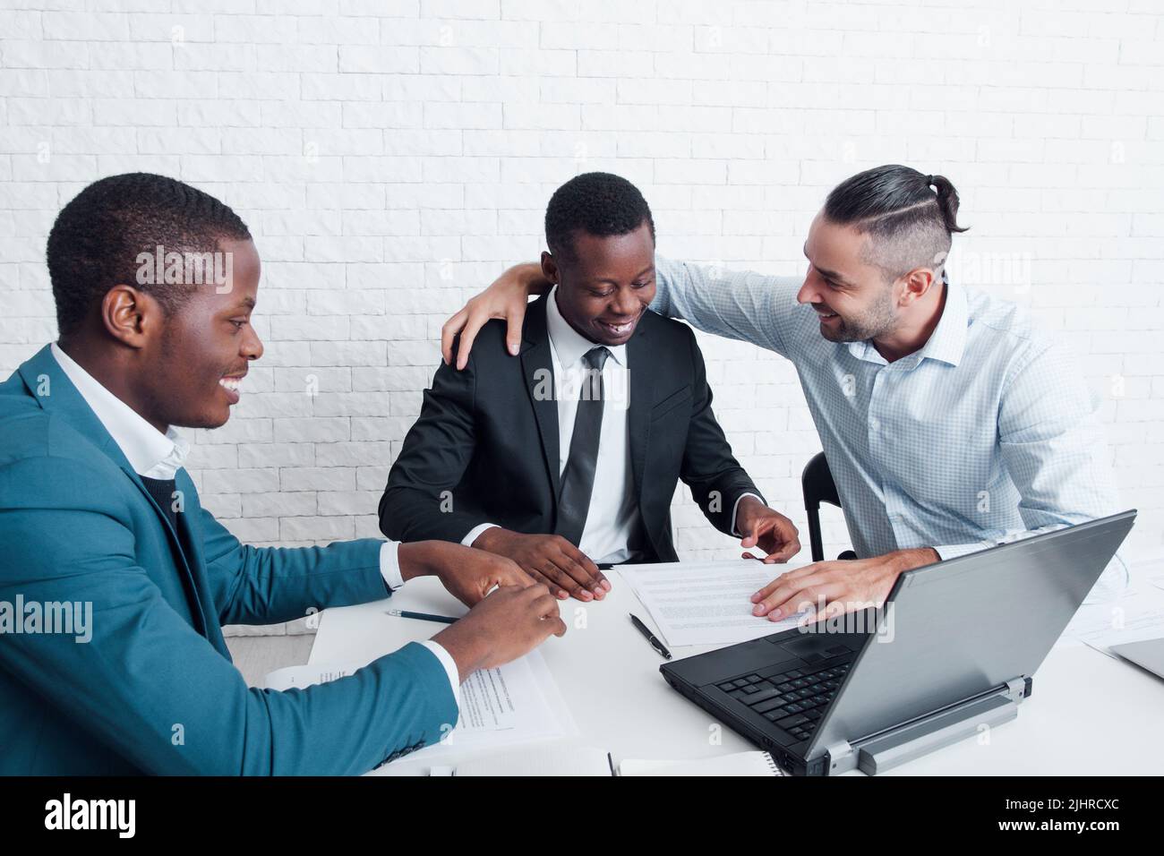 Ottenere la promozione per il successo del lavoro. Ufficio IT. Foto Stock