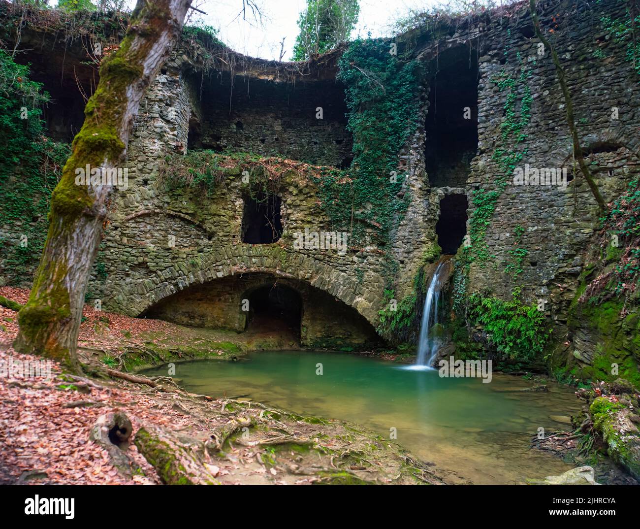Il Mulinaccio. Resti di un antico mulino ad acqua. Sono situati in un bel bosco vicino a Scandicci, Firenze, Toscana Foto Stock
