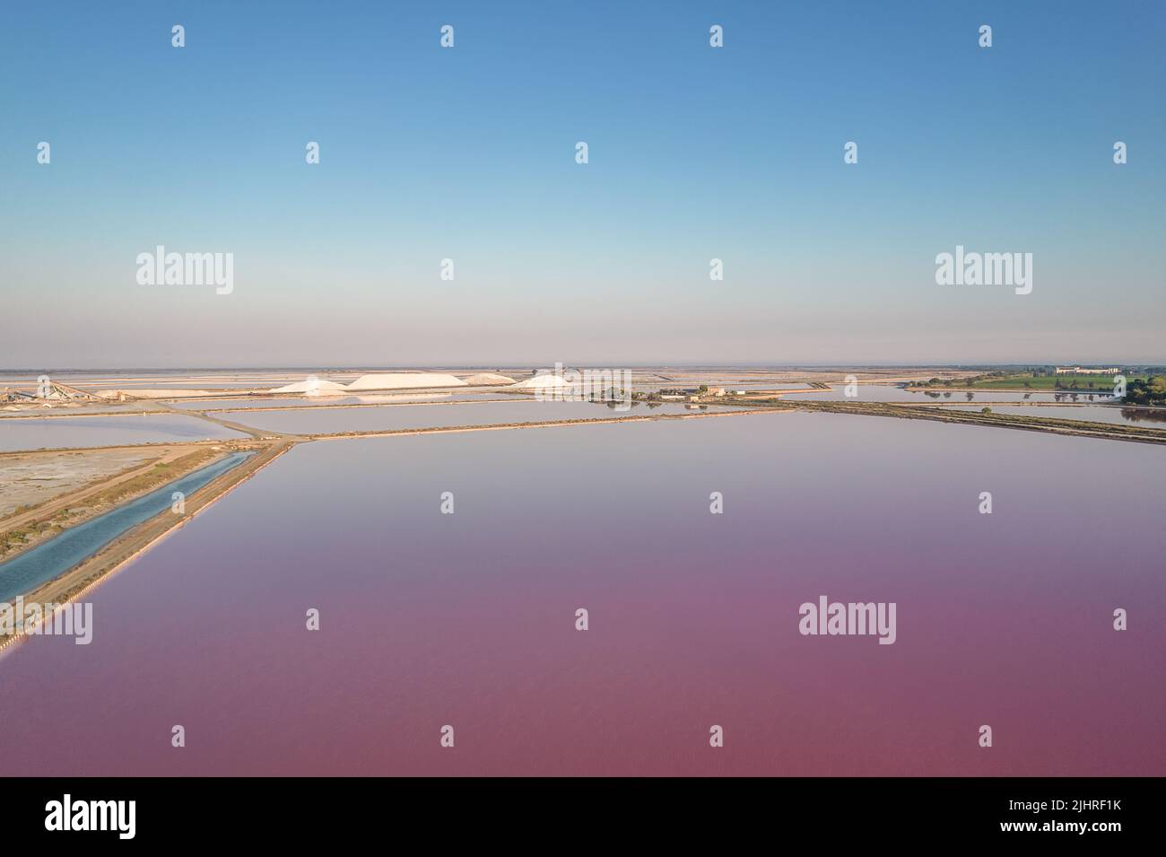 Veduta aerea della palude di sale di Aigues-Mortes (Salin d’Aigues-Mortes) al tramonto Foto Stock