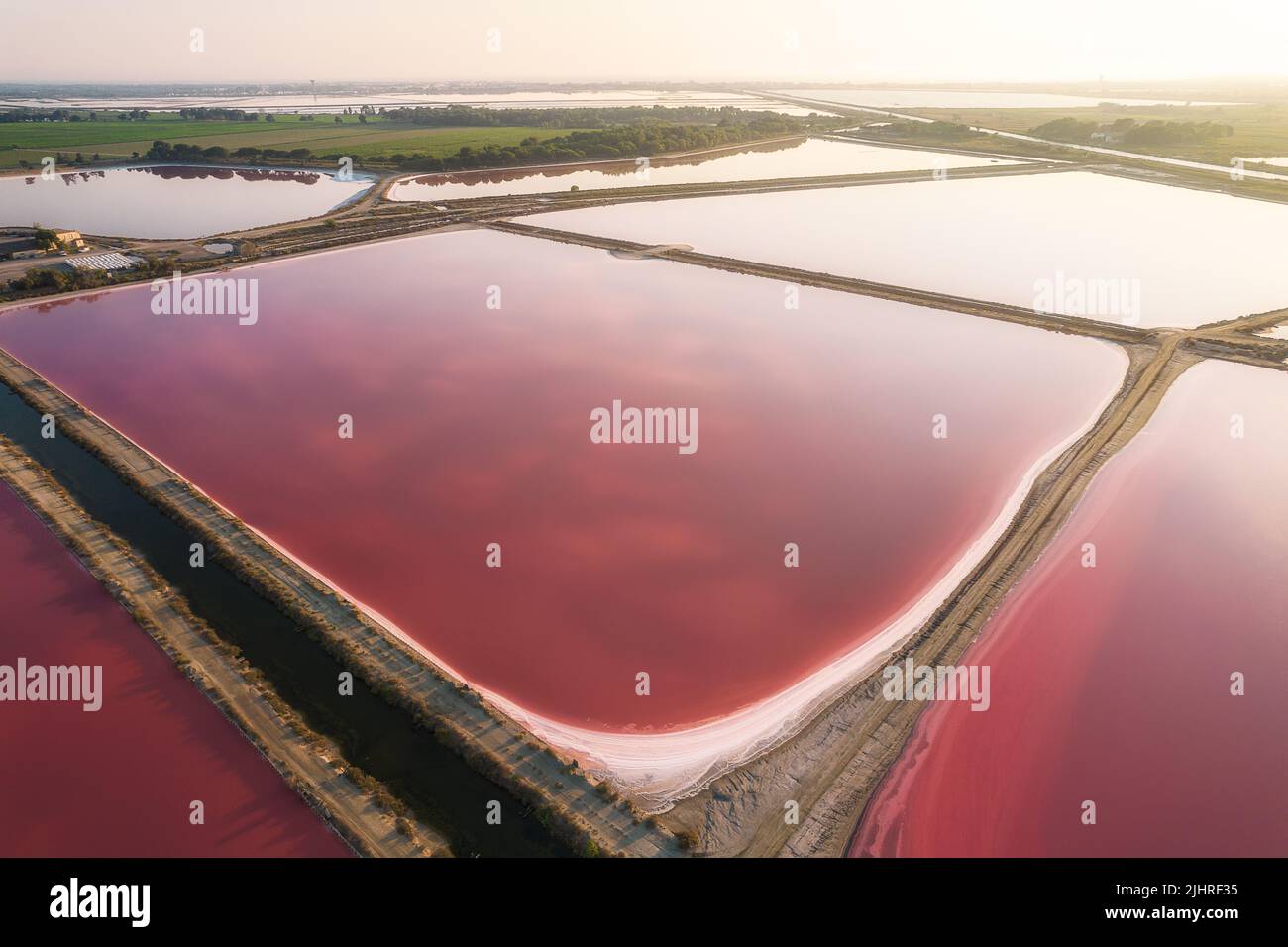 Veduta aerea della palude di sale di Aigues-Mortes (Salin d’Aigues-Mortes) al tramonto Foto Stock