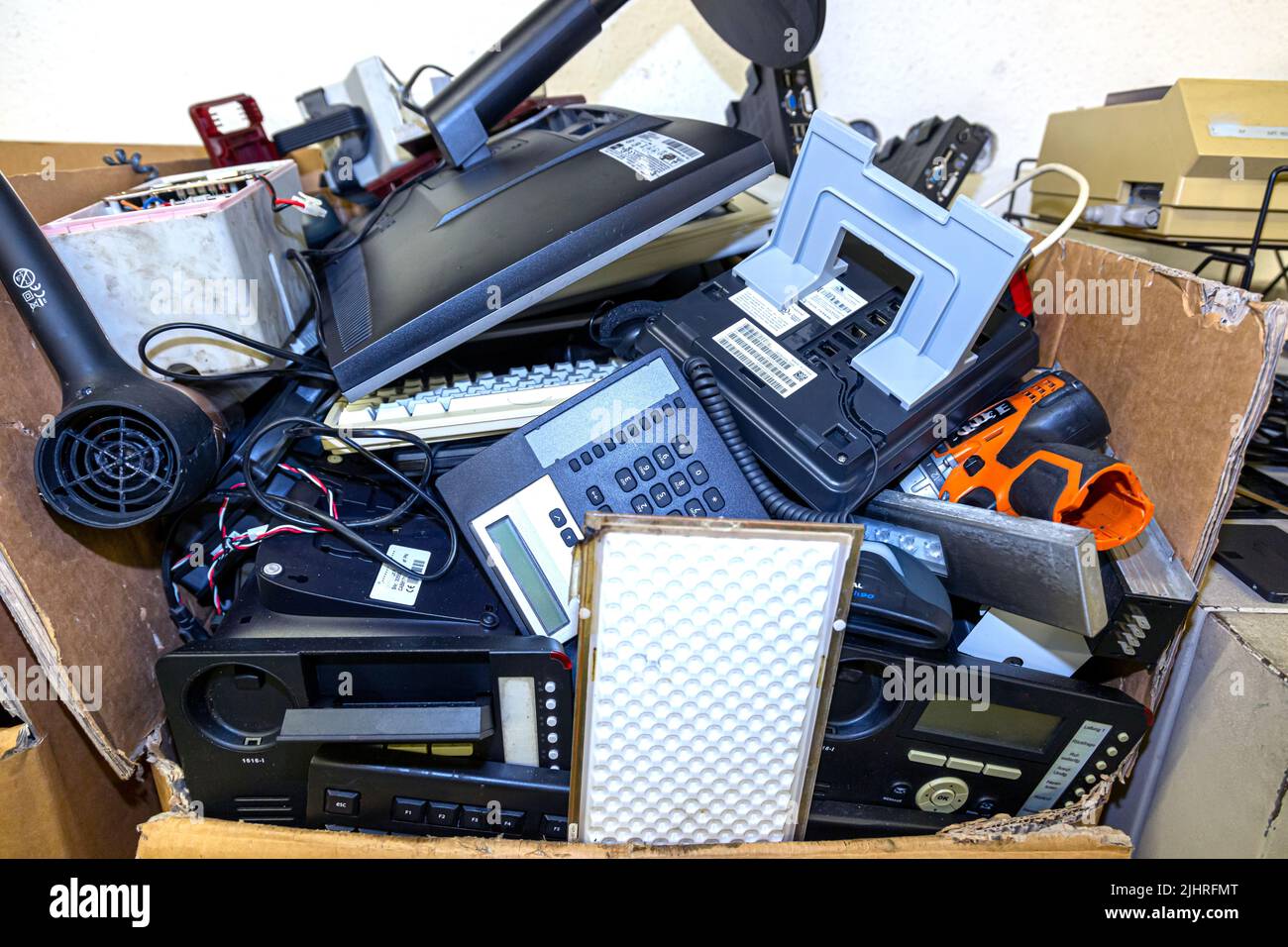 I rifiuti elettronici sono in una scatola per lo smaltimento Foto Stock