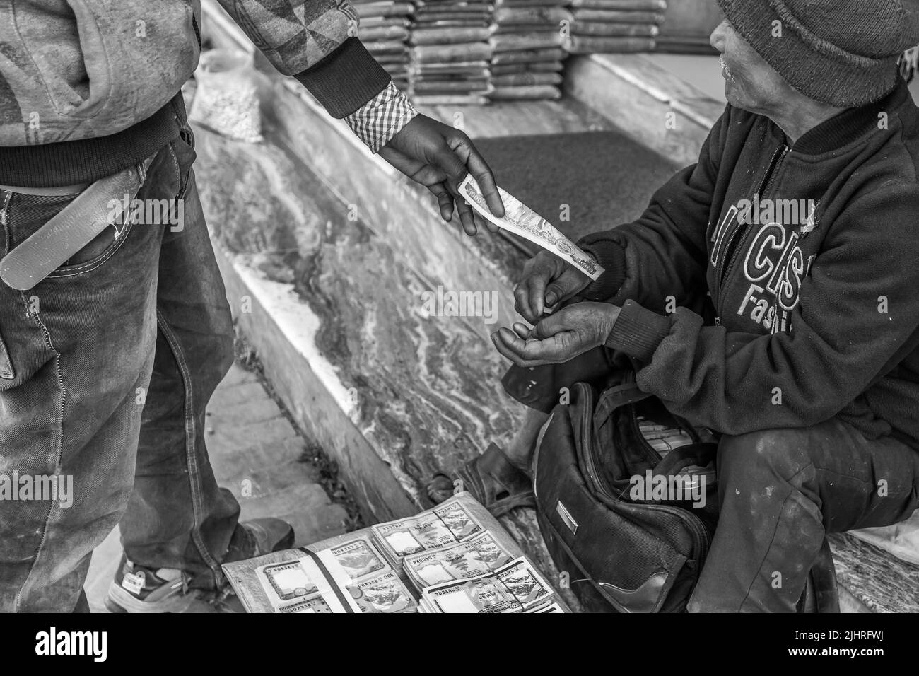 Nepalese rupie nelle mani di un uomo cambio valuta nel mercato di Kathmandu, Nepal Foto Stock
