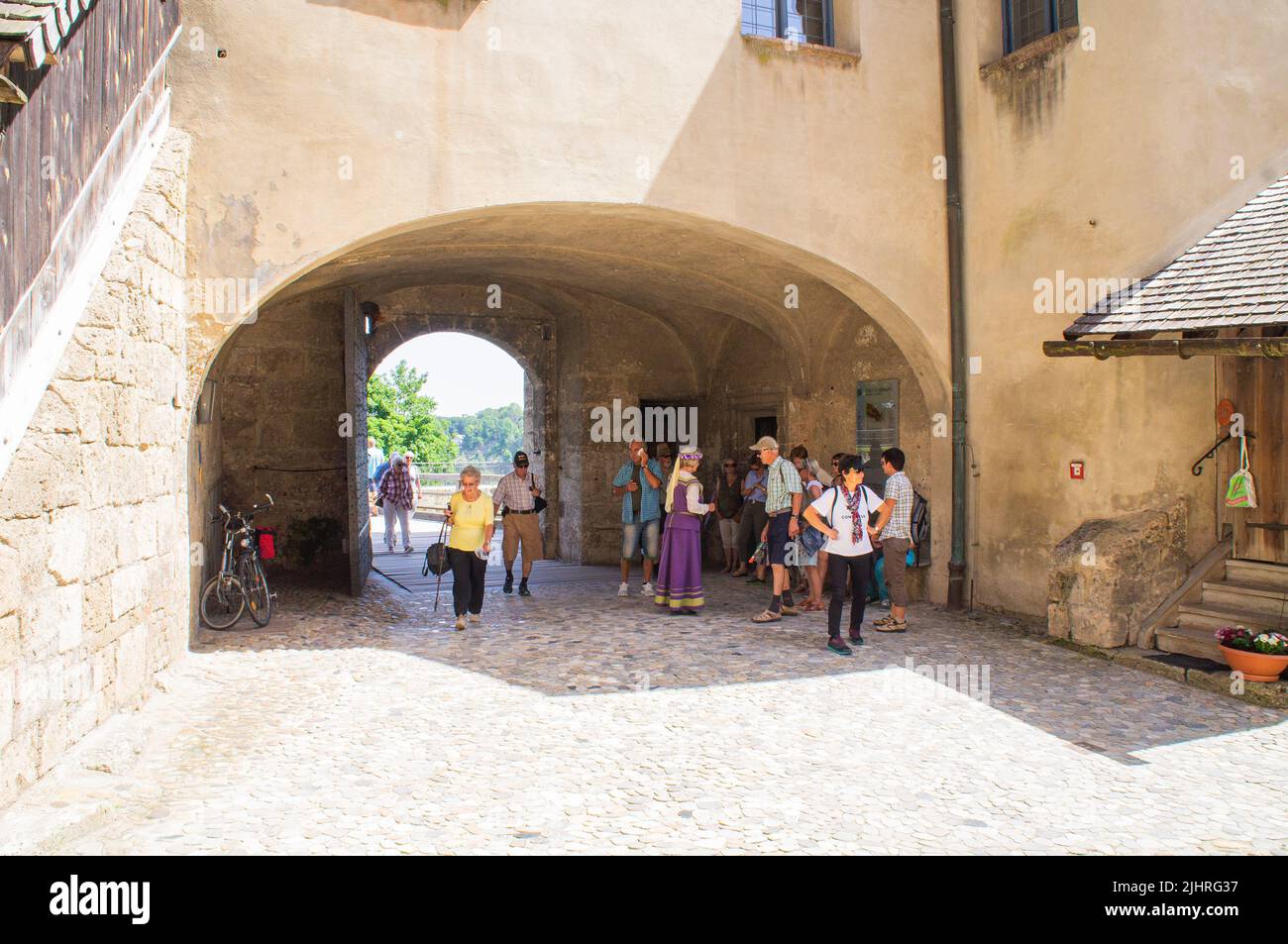 Il Castello di Burghausen a Burghausen, distretto di Altotting Land, alta Baviera, Germania, il 19 giugno, 2022. Il Castello di Burghausen è il castello più lungo co Foto Stock