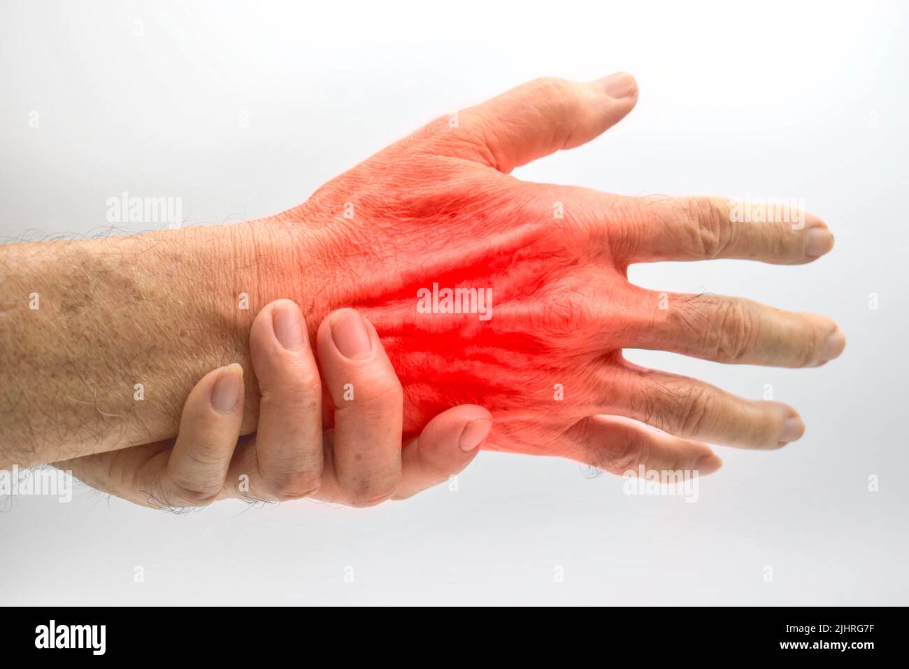 Dolore nelle mani del vecchio uomo del sud-est asiatico. Concetto di dolore alla mano, tendinite e problemi articolari. Foto Stock