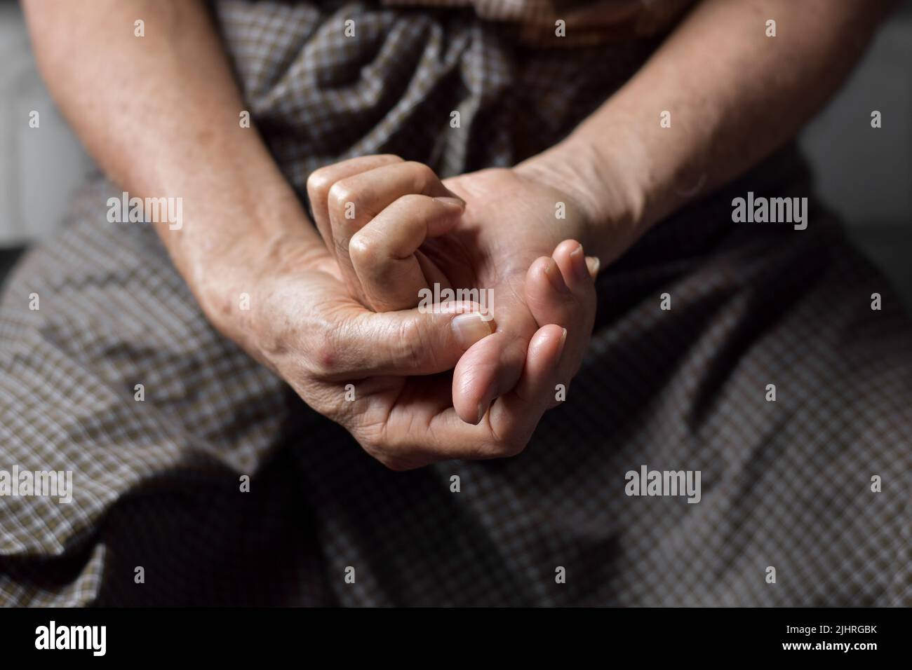 Infiammazione del pollice dell'uomo anziano asiatico. Concetto di cifra dolorosa, cellulite o problemi alle dita. Foto Stock