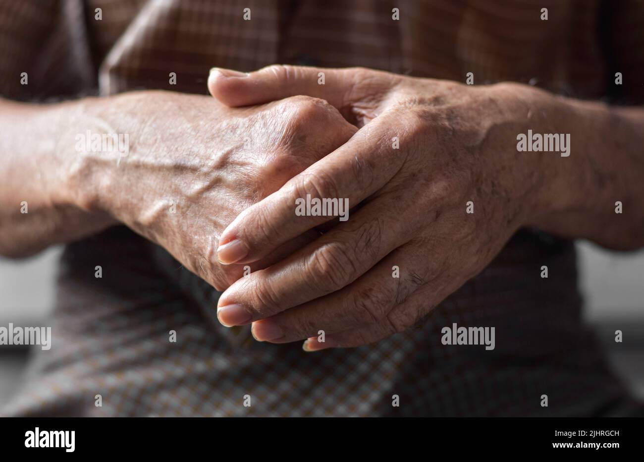 Mano dell'anziano del sud-est asiatico. Concetto di artrite reumatoide, osteoartrite, o dolore articolare. Foto Stock