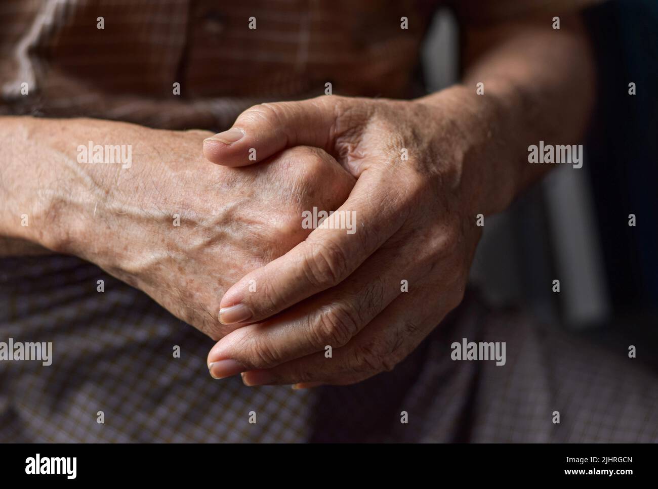 Mano dell'anziano del sud-est asiatico. Concetto di artrite reumatoide, osteoartrite, o dolore articolare. Foto Stock