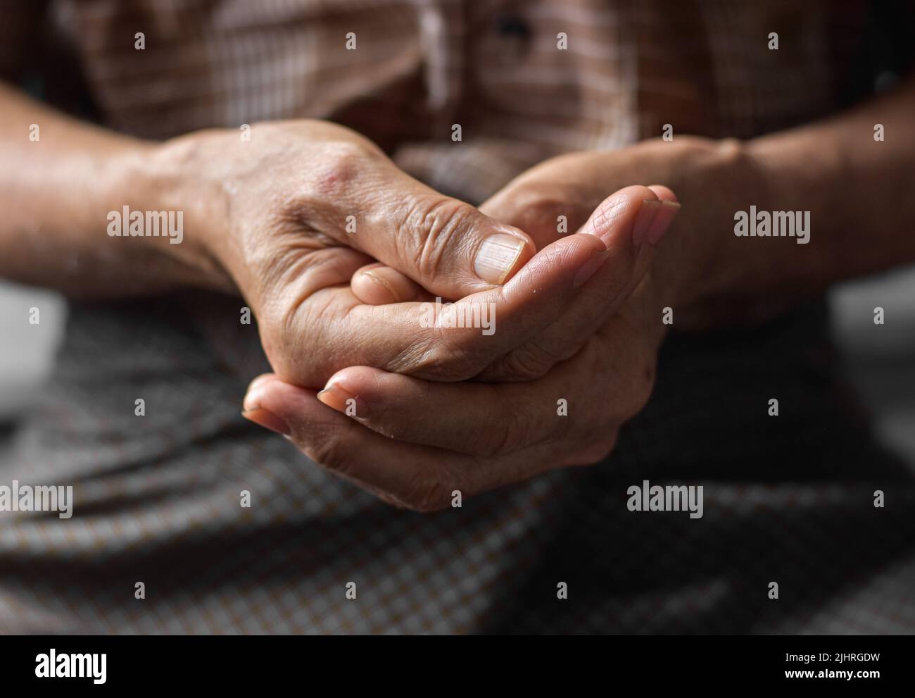 Mano dell'anziano del sud-est asiatico. Concetto di artrite reumatoide, osteoartrite, o dolore articolare. Foto Stock