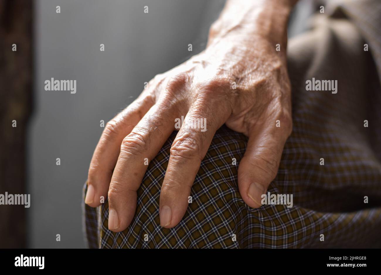 Mano dell'anziano del sud-est asiatico. Concetto di artrite reumatoide, osteoartrite, o dolore articolare. Foto Stock
