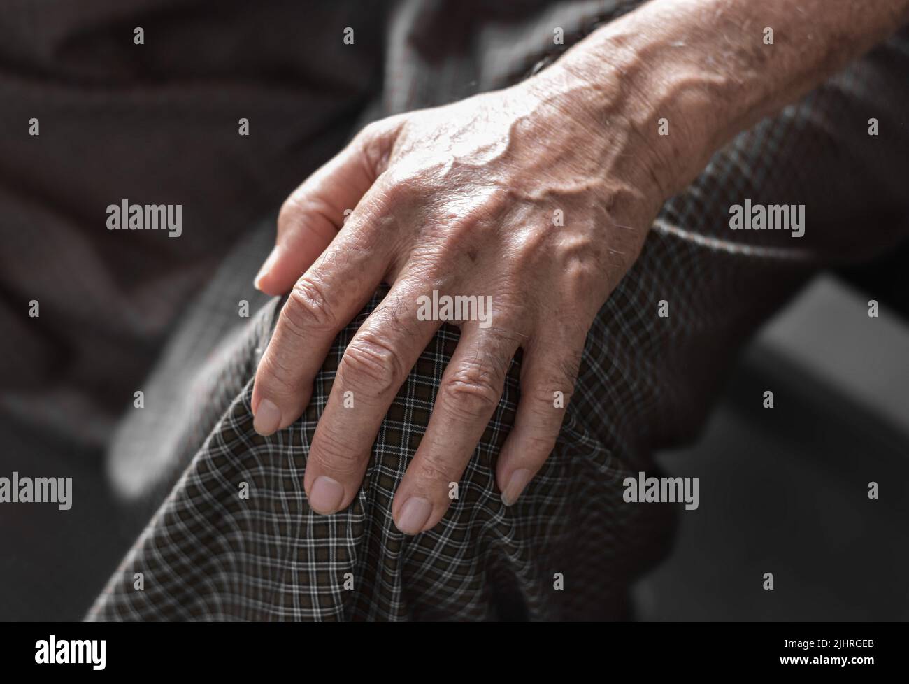 Mano dell'anziano del sud-est asiatico. Concetto di artrite reumatoide, osteoartrite, o dolore articolare. Foto Stock