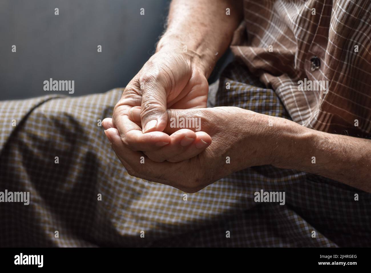 Mano dell'anziano del sud-est asiatico. Concetto di artrite reumatoide, osteoartrite, o dolore articolare. Foto Stock