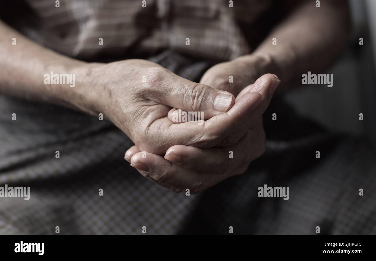 Mano dell'anziano del sud-est asiatico. Concetto di artrite reumatoide, osteoartrite, o dolore articolare. Foto Stock