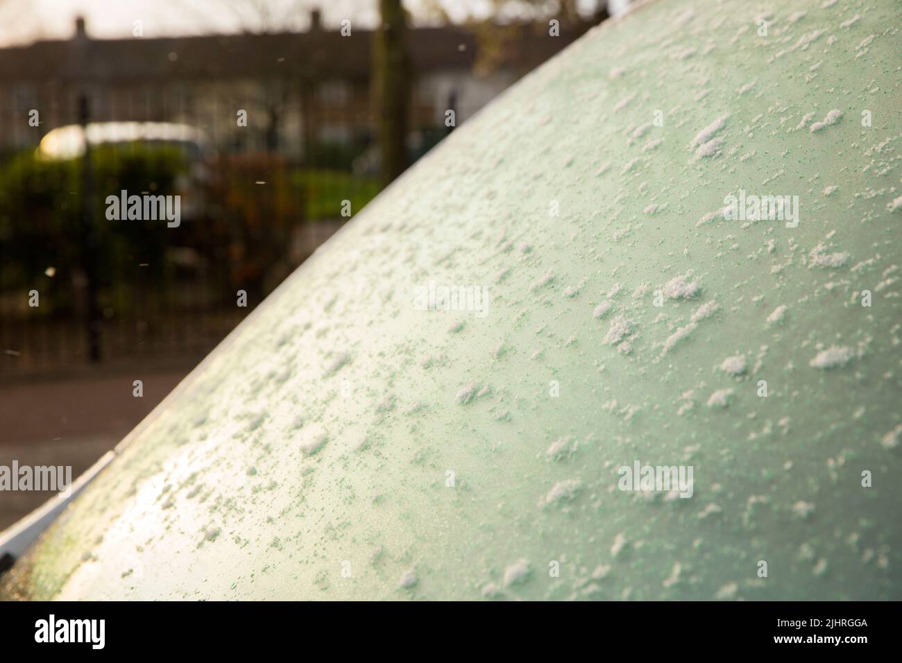 Fiocchi di neve si vedono sul parabrezza di un furgone nella zona est di Londra. Foto Stock