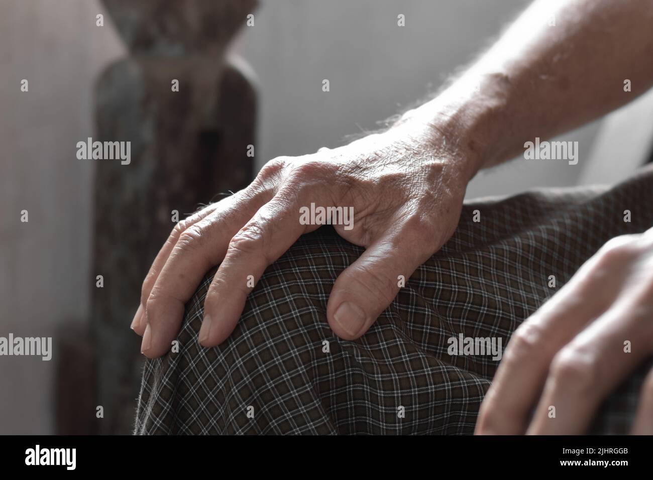 Mano dell'anziano del sud-est asiatico. Concetto di artrite reumatoide, osteoartrite, o dolore articolare. Foto Stock