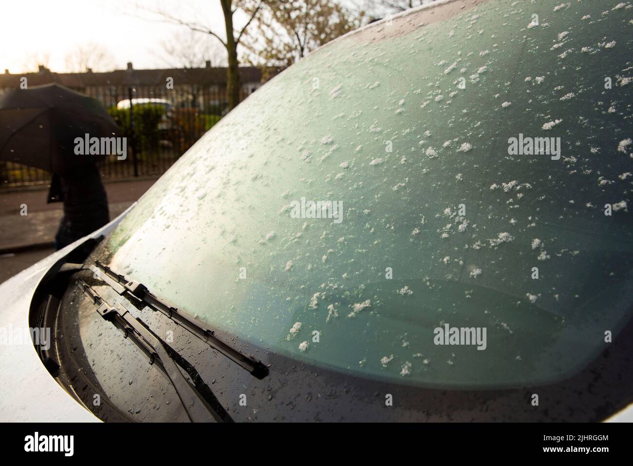 Fiocchi di neve si vedono sul parabrezza di un furgone nella zona est di Londra. Foto Stock