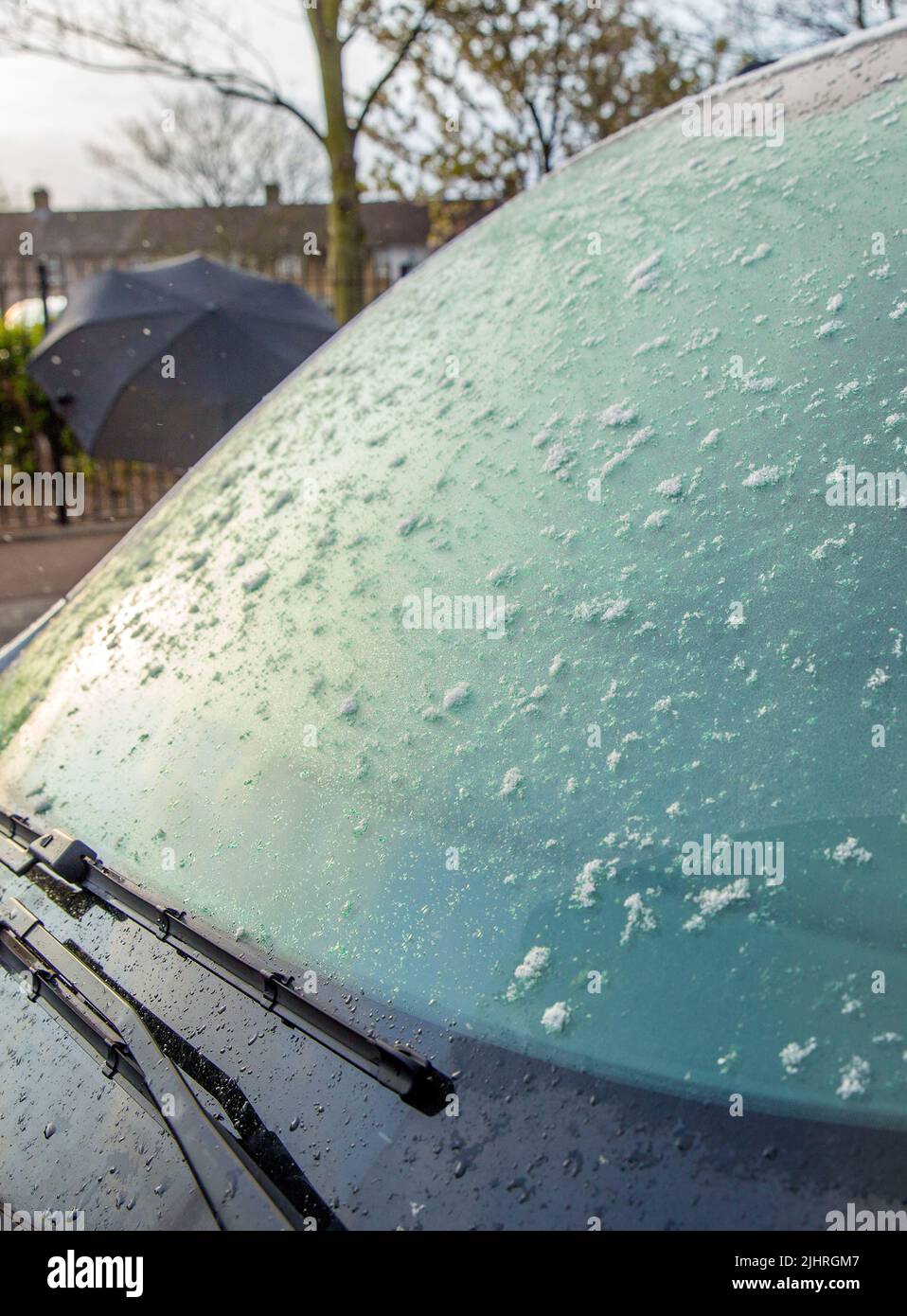 Fiocchi di neve si vedono sul parabrezza di un furgone nella zona est di Londra. Foto Stock