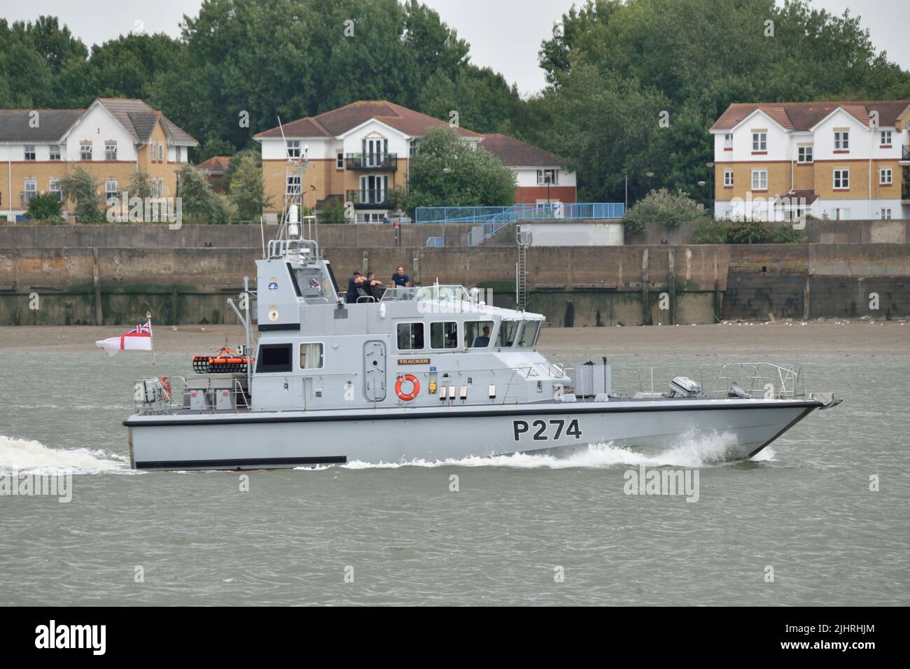 Royal Navy Archer-class barca di pattuglia costiera HMS Tracker, P274, dirigendosi verso il Tamigi in una rara visita a Londra Foto Stock