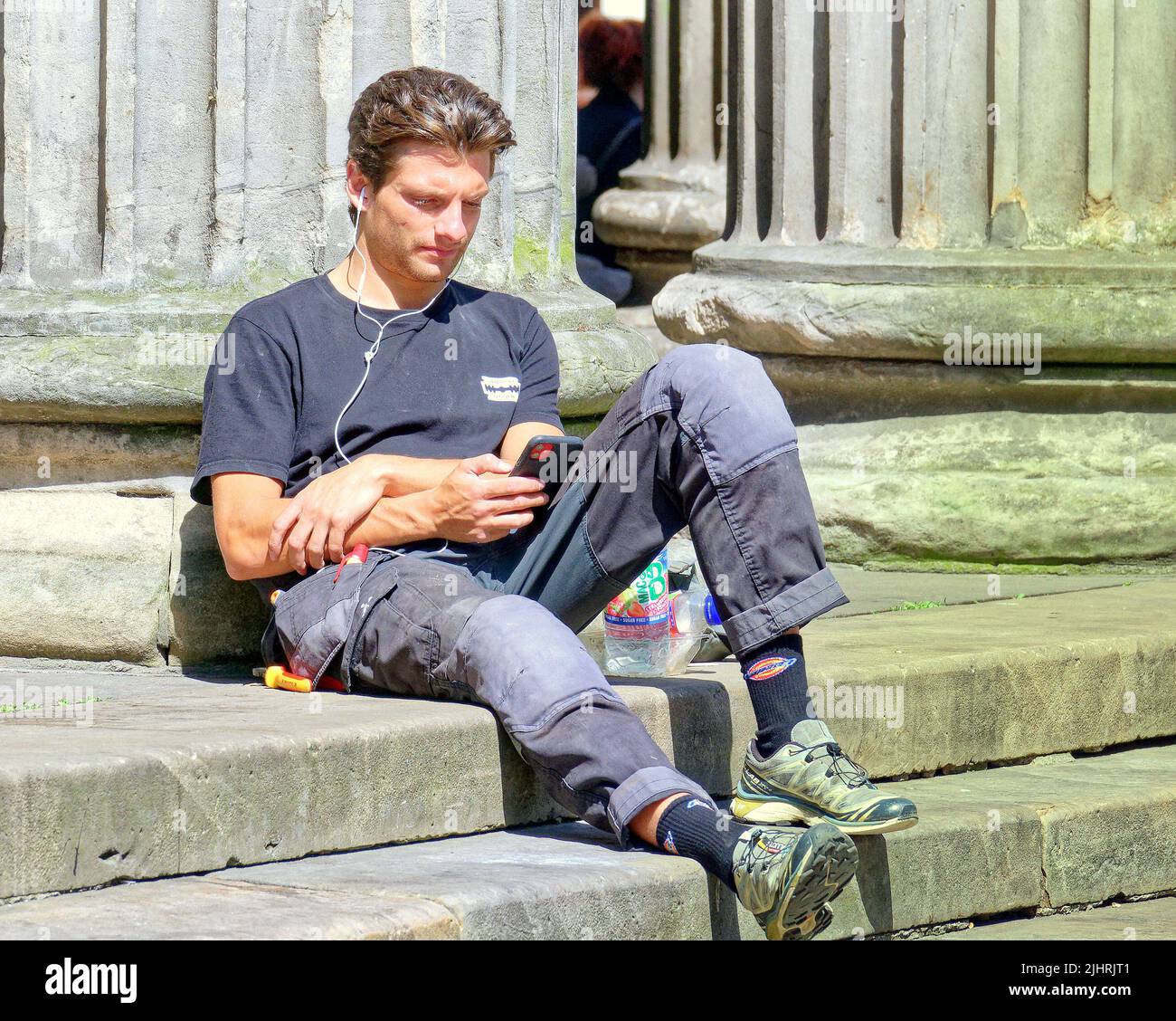 Glasgow, Scozia, Regno Unito luglio 20th 2022. UK Meteo: Buchanan strada stile miglio di scozia. Soleggiato come il tempo si è scaldato e la gente del posto ha visto "tap aff" o cime off tempo nel centro della città, come le persone si abituano al caldo e godersi le strade Credit Gerard Ferry/Alamy Live News Foto Stock