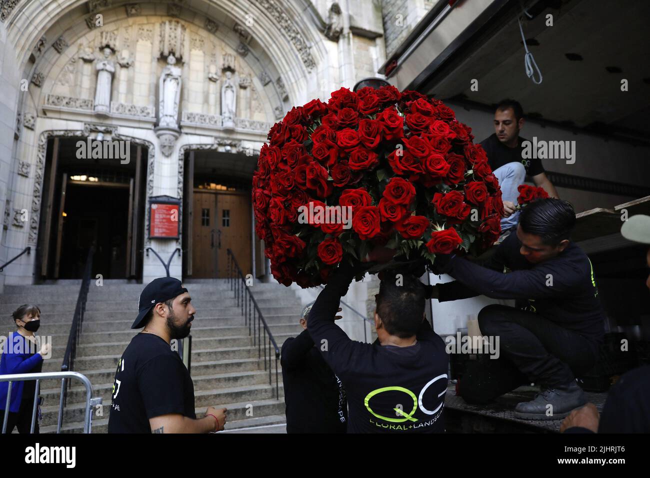 New York, Stati Uniti. 20th luglio 2022. I fiori sono consegnati alla chiesa cattolica romana di St. Vincent Ferrer su Lexington Avenue per il funerale di Ivana Trump, prima moglie dell'ex presidente Donald Trump, mercoledì 20 luglio 2022 a New York City. Foto di Peter Foley/UPI Credit: UPI/Alamy Live News Foto Stock