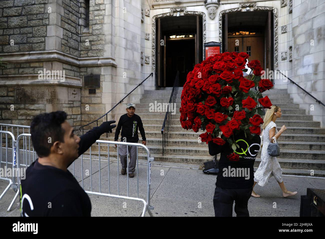 New York, Stati Uniti. 20th luglio 2022. I fiori sono consegnati alla chiesa cattolica romana di St. Vincent Ferrer su Lexington Avenue per il funerale di Ivana Trump, prima moglie dell'ex presidente Donald Trump, mercoledì 20 luglio 2022 a New York City. Foto di Peter Foley/UPI Credit: UPI/Alamy Live News Foto Stock