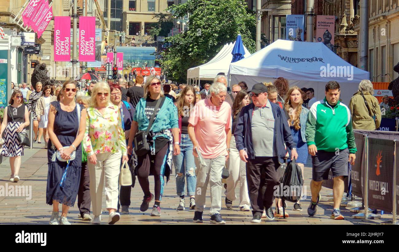 Glasgow, Scozia, Regno Unito luglio 20th 2022. UK Meteo: Buchanan strada stile miglio di scozia. Soleggiato come il tempo si è scaldato e la gente del posto ha visto "tap aff" o cime off tempo nel centro della città, come le persone si abituano al caldo e godersi le strade Credit Gerard Ferry/Alamy Live News Foto Stock