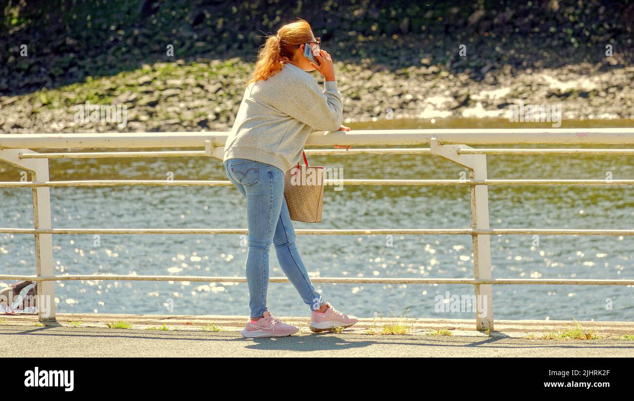 Glasgow, Scozia, Regno Unito luglio 20th 2022. UK Meteo: La passerella clyde accanto al fiume un magnete per gli amanti del sole. Soleggiato come il tempo si è scaldato e la gente del posto ha visto "tap aff" o cime off tempo nel centro della città, come le persone si abituano al caldo e godersi le strade Credit Gerard Ferry/Alamy Live News Foto Stock