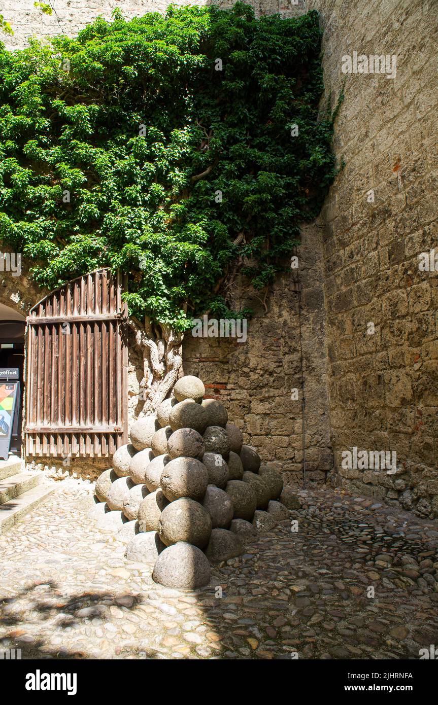 Il Castello di Burghausen a Burghausen, distretto di Altotting Land, alta Baviera, Germania, il 19 giugno, 2022. Il Castello di Burghausen è il castello più lungo co Foto Stock