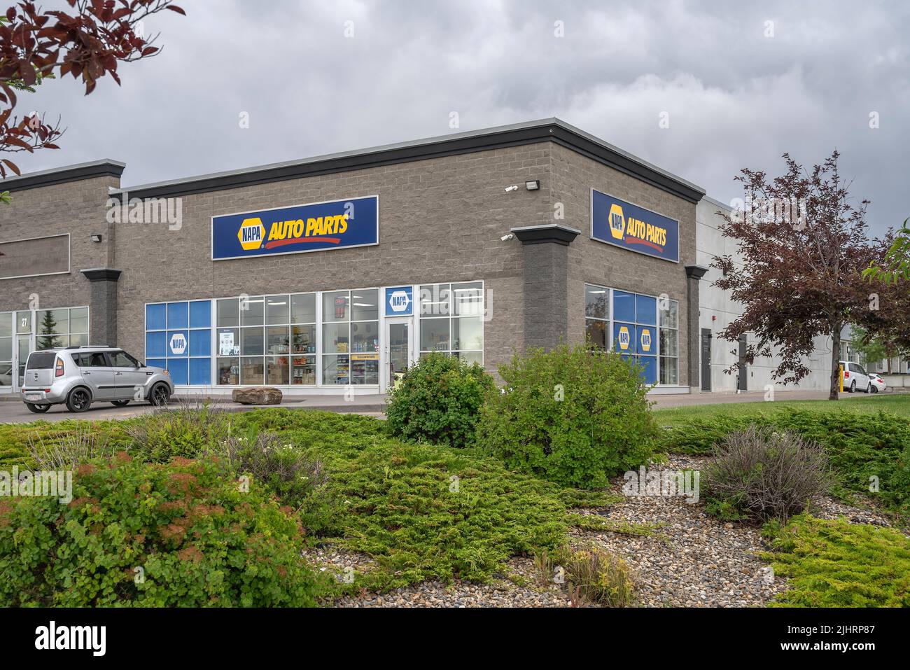 Calgary, Alberta, Canada – 18 luglio 2022: Vista esterna del negozio di ricambi per auto NAPA nel sobborgo di Royal Oak Foto Stock