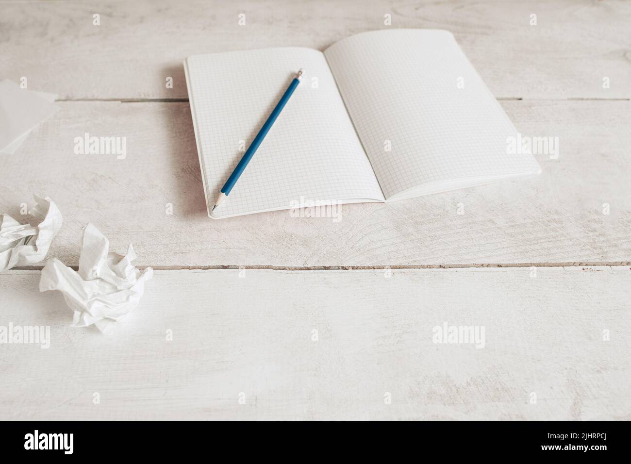 Copybook vuoto con matita sul tavolo, spazio libero Foto Stock