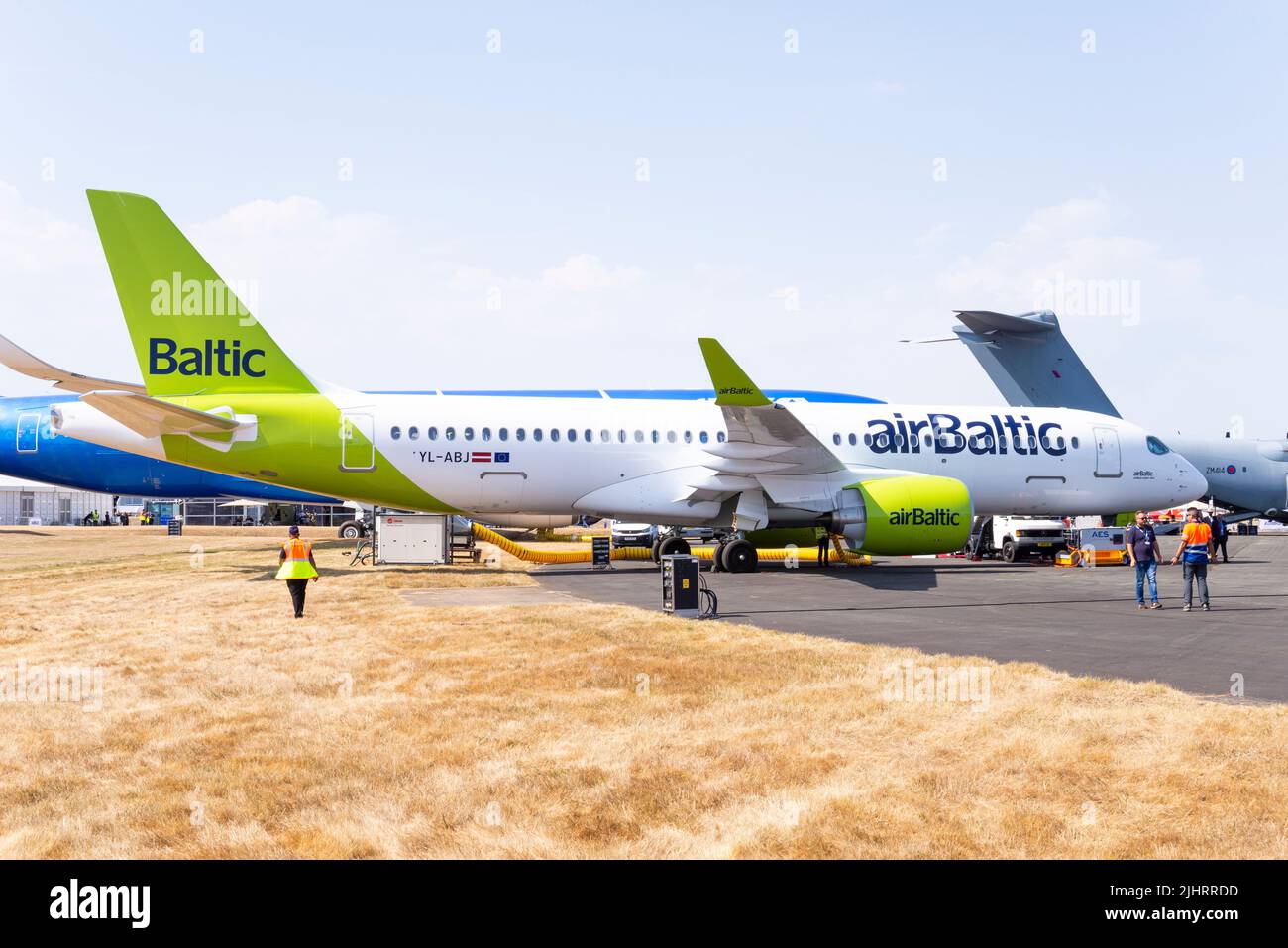 Air Baltic Airbus A220 -300 YL-ABJ al Farnborough International Airshow 2022. Sviluppato dalla serie Bombardier C. Foto Stock