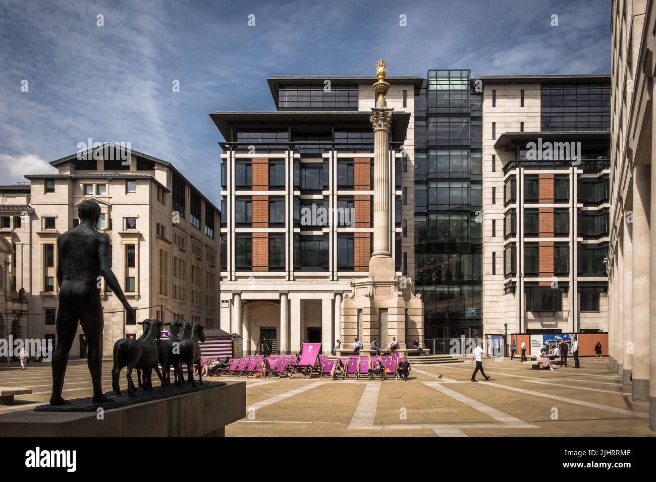 Londra, UK, luglio, vista di Paternoster Square con una scultura dell'artista Elisabeth Frink, in una giornata estiva Foto Stock