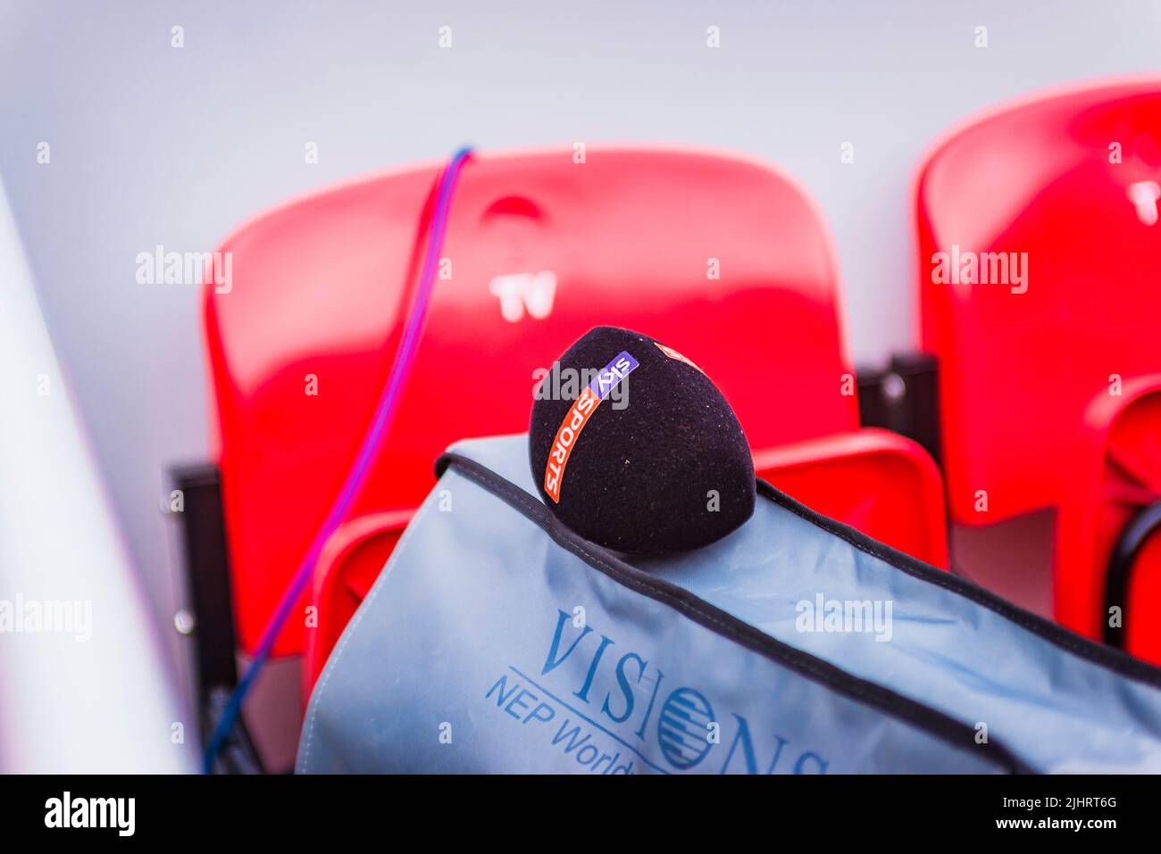 Posto riservato ai media. Sedie rosse nelle bancarelle Anfield. Anfield è uno stadio di calcio di Anfield, Liverpool, Merseyside, Inghilterra, che ha una s Foto Stock