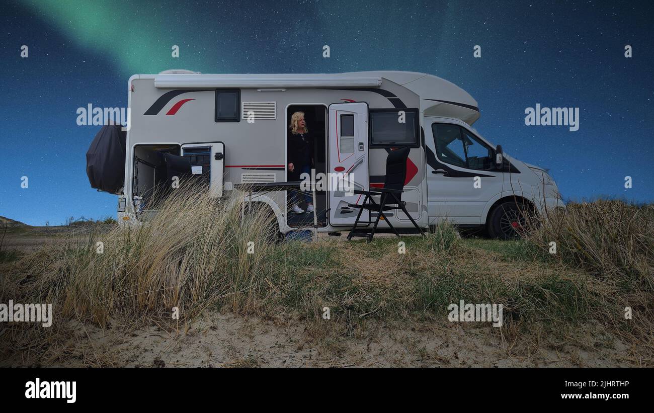 Camper campeggio nel selvaggio e il cielo notturno Norvegia con l'aurora boreale Foto Stock