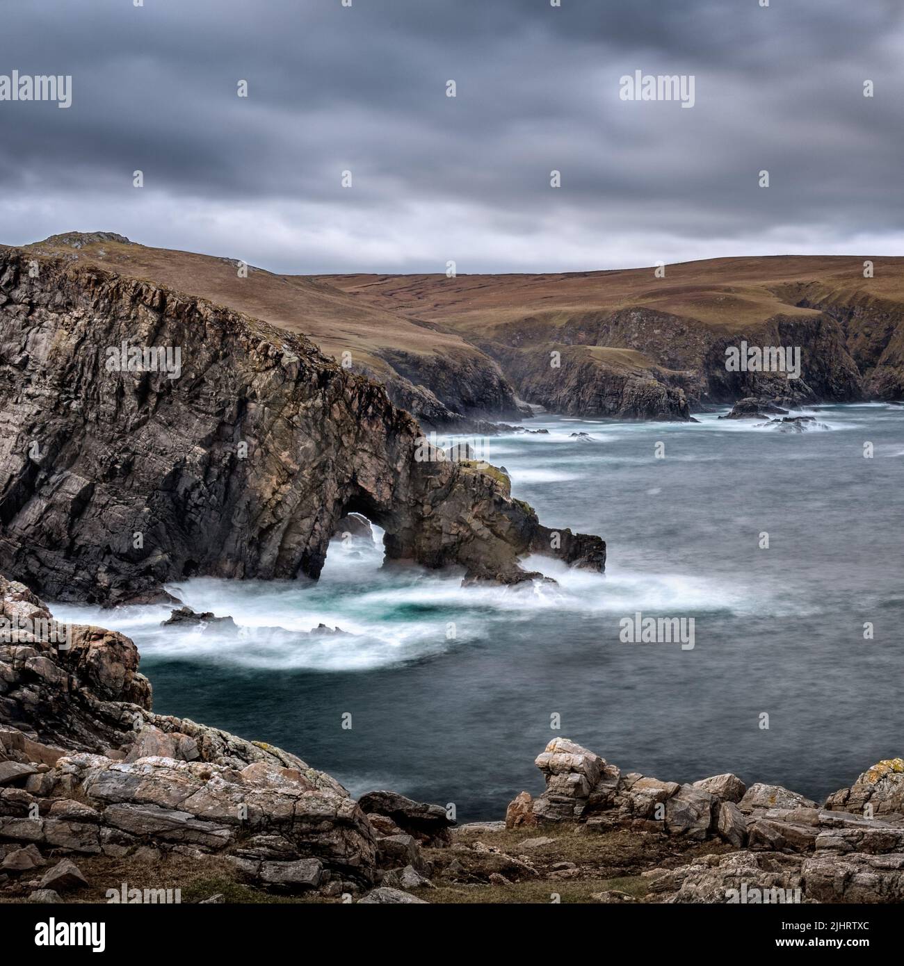 Arco marino naturale vicino a Strathy Point a Sutherland, sulla costa settentrionale della Scozia Foto Stock