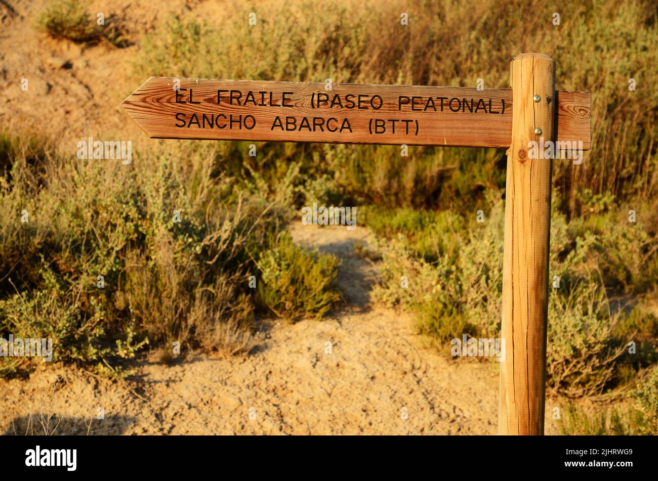 Pannello informazioni percorso. Bardena Negra. Zona di confine tra Navarra e Aragón. Parco Naturale delle Bardenas Reales. Navarra, Spagna, Europa Foto Stock