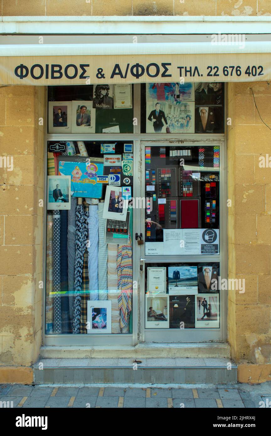 Il tradizionale negozio di tessuti ciprioti a Nicosia Foto Stock