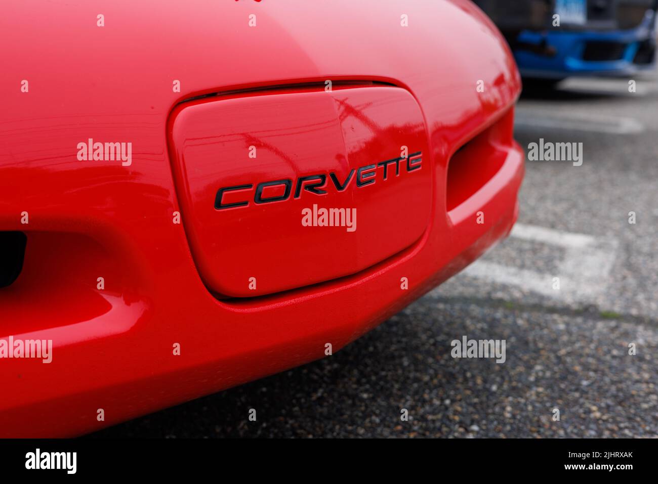 Primo piano di una Corvette rossa con logo nero Foto Stock