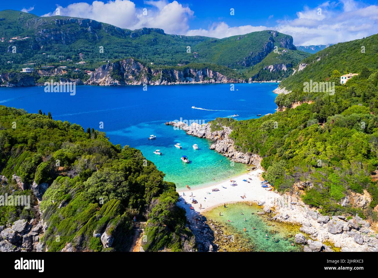 Isola di Corfù, Grecia . Vista aerea del drone della bellissima spiaggia doppia con acque turchesi limpide Limni spiaggia Glyko vicino Paleokastritsa Foto Stock