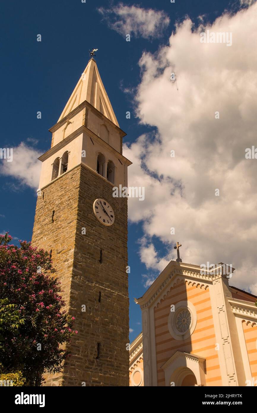 La storica chiesa parrocchiale di San Maurizio del 16th secolo con il suo campanile staccato a Izola, Slovenia Foto Stock