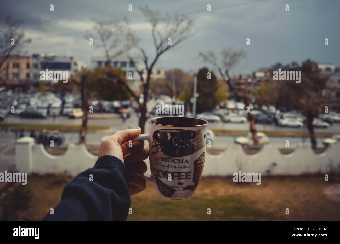 Tazza d'epoca in una mano Foto Stock