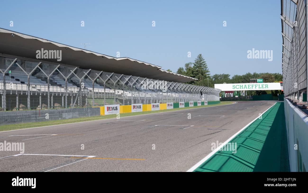 Circuito Imola principale rettilineo internazionale motorsport pista asfaltata vuota. Italia, giugno 19 2022. DTM Foto Stock