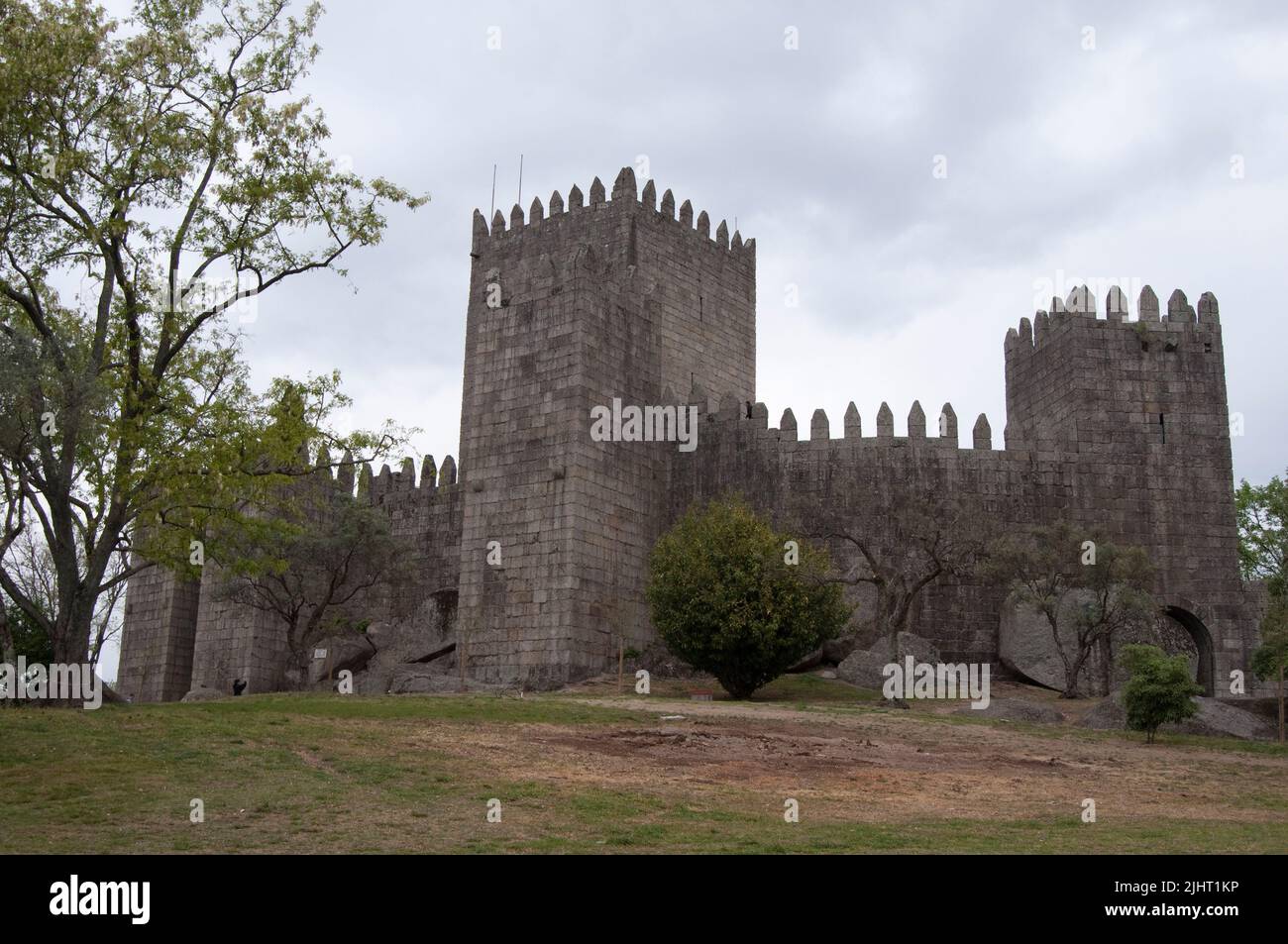 Magnifico castello in pietra a Guimaraes, Portogallo. Facciata principale e parco intorno. Foto Stock