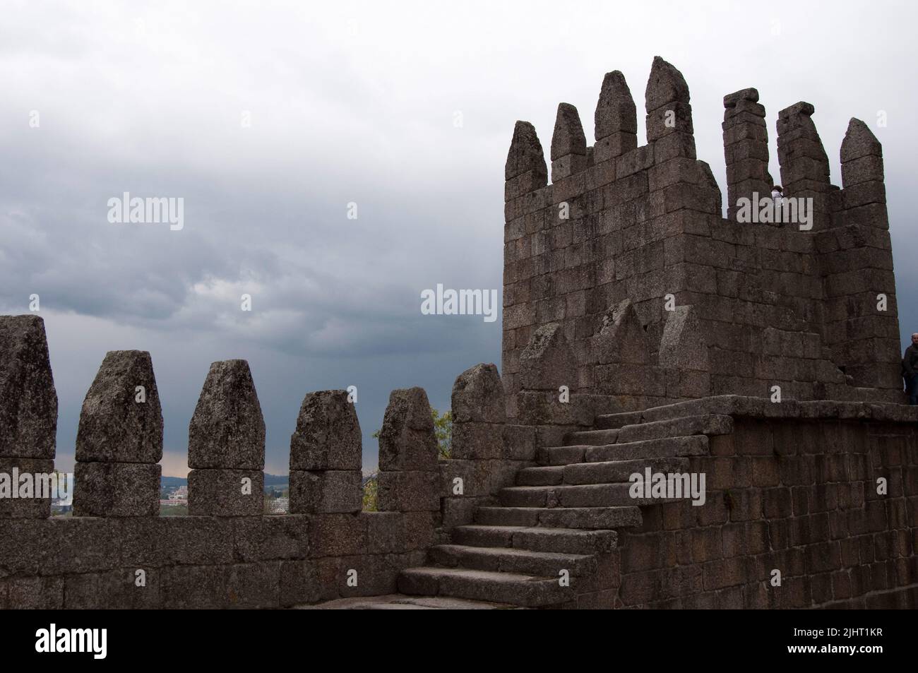 Castello di pietra a Guimaraes, Portogallo. Vista dall'interno. Europa Foto Stock