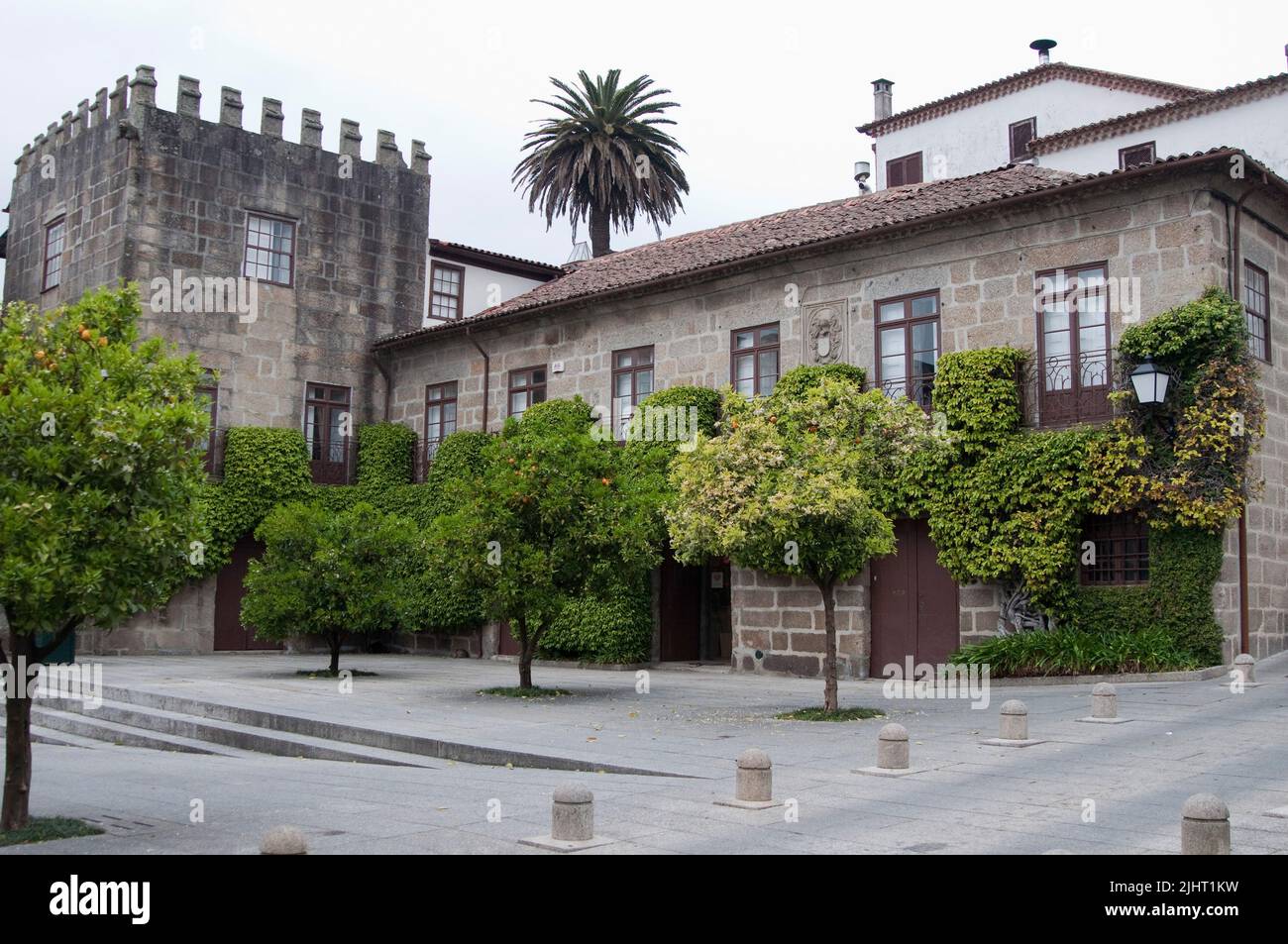 Splendidi edifici tradizionali a Guimaraes, Portogallo. Europa Foto Stock