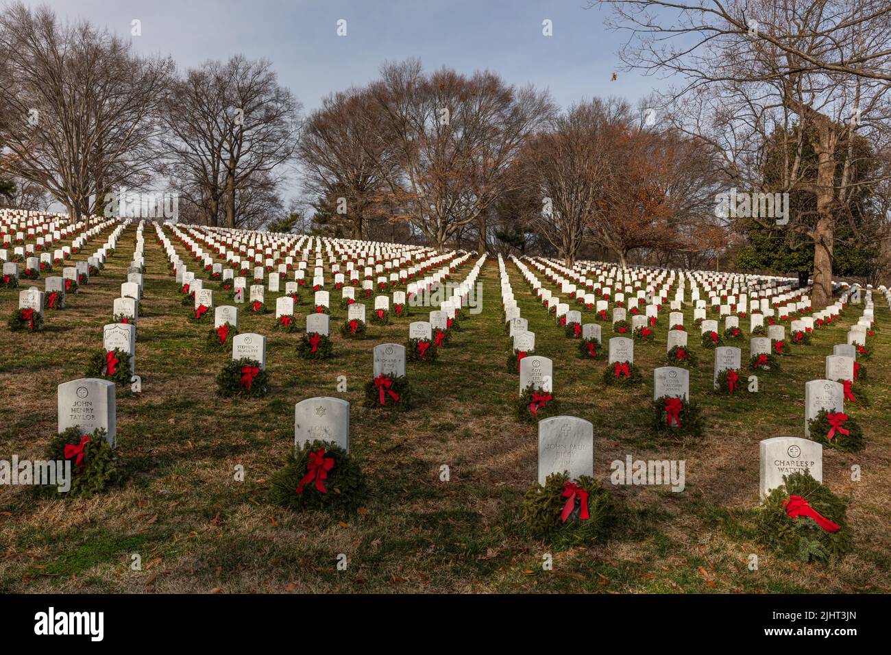 Ghirlande natalizie su lapidi, corone in tutta l'America, cimitero nazionale di Arlington, Washington, DC Foto Stock