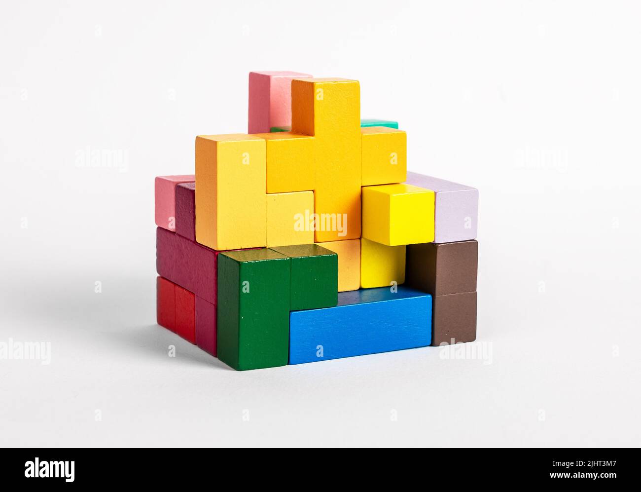 Puzzle giocattolo con blocchi geometrici di colori brillanti. Pensiero logico, sviluppo della coordinazione mano-occhio, miglioramento della concentrazione. Gioco multicolore in legno per bambini e adulti. Foto di alta qualità Foto Stock