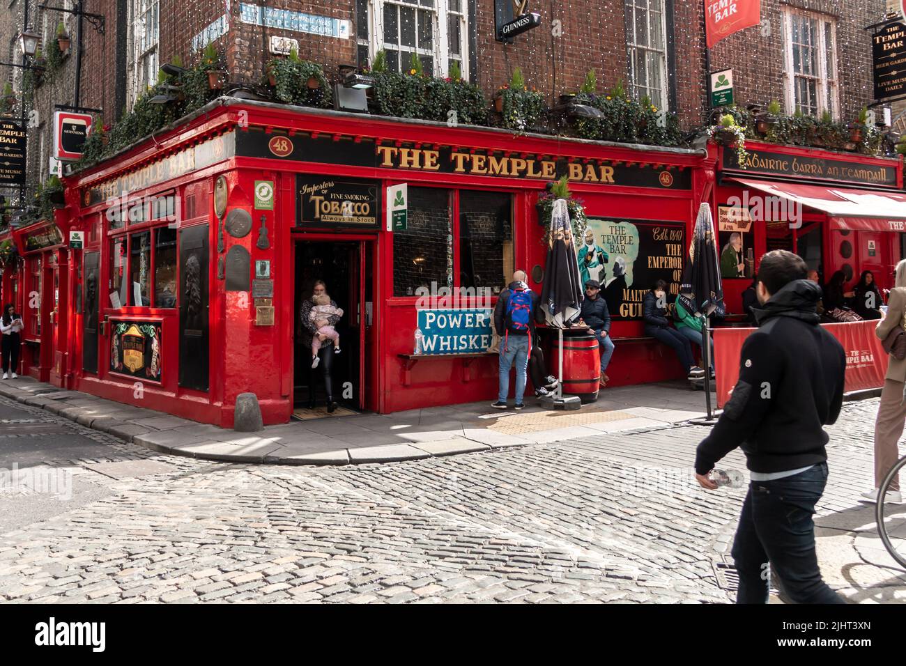 Dublino, Irlanda - 24 marzo 2022: Folle di turisti si riuniscono nel quartiere Temple Bar di Dublino, una colorata zona del centro della città. Foto Stock